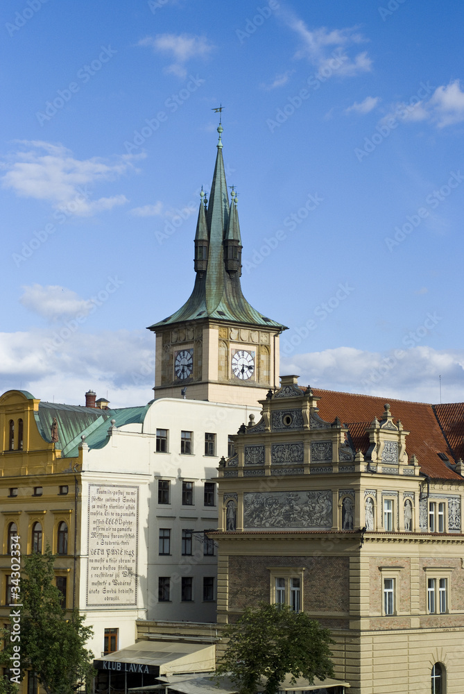 Häuser und Kirche in Prag