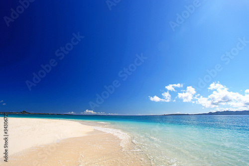 水納島の澄んだ海と紺碧の空 © sunabesyou