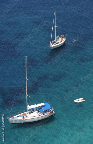 Velieri e bagnanti alla Punta Nera sull'isola d'Elba © fotoember