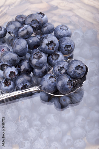 Studioaufnahme-  frische Blaubeeren auf einem Löffel photo