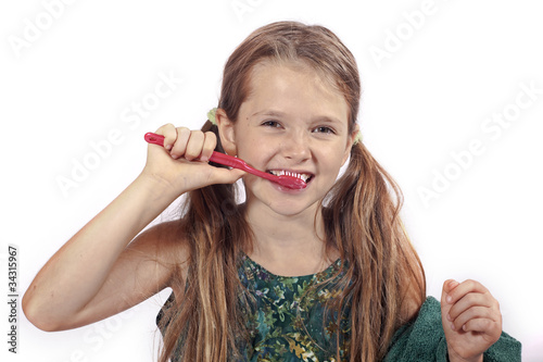 Mädchen beim Zähne putzen