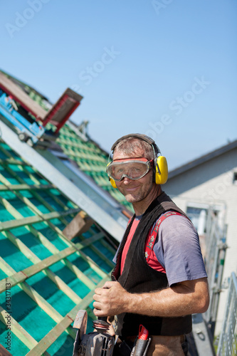 dachdecker mit schutzbrille