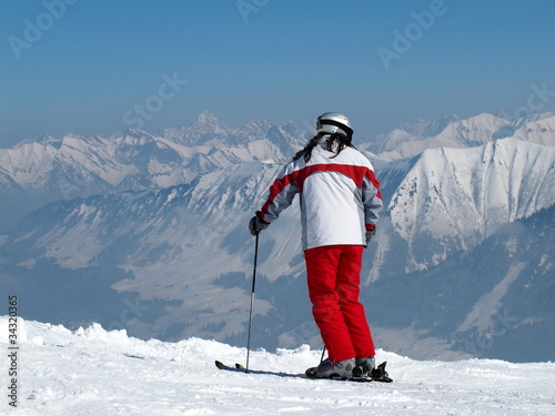 Skifahrerin bereit zur Abfahrt