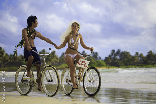 newlyywed couple on the beach with their bicycles