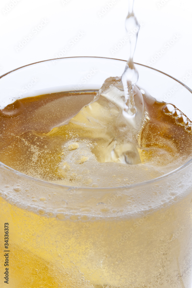 炭酸を注ぐハイボールづくり 炭酸を注ぐハイボールづくり