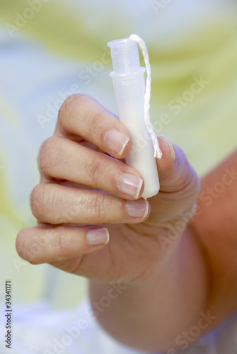 femme serviette hygiénique