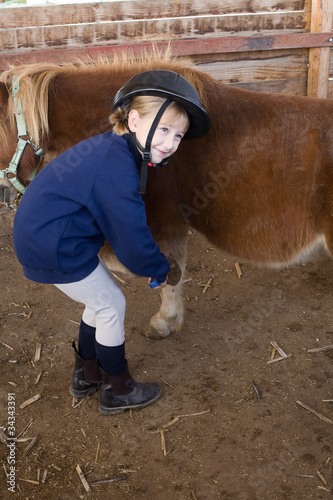 bambina prepara pony