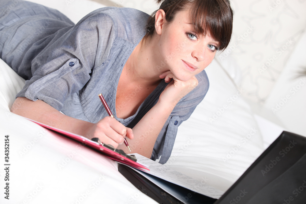 Naklejka premium Teenage girl working on an assignment