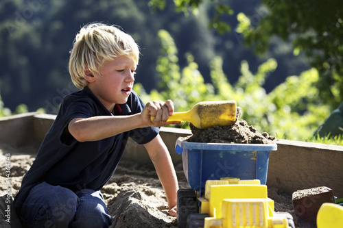Fotografi Boy playing in sandbox