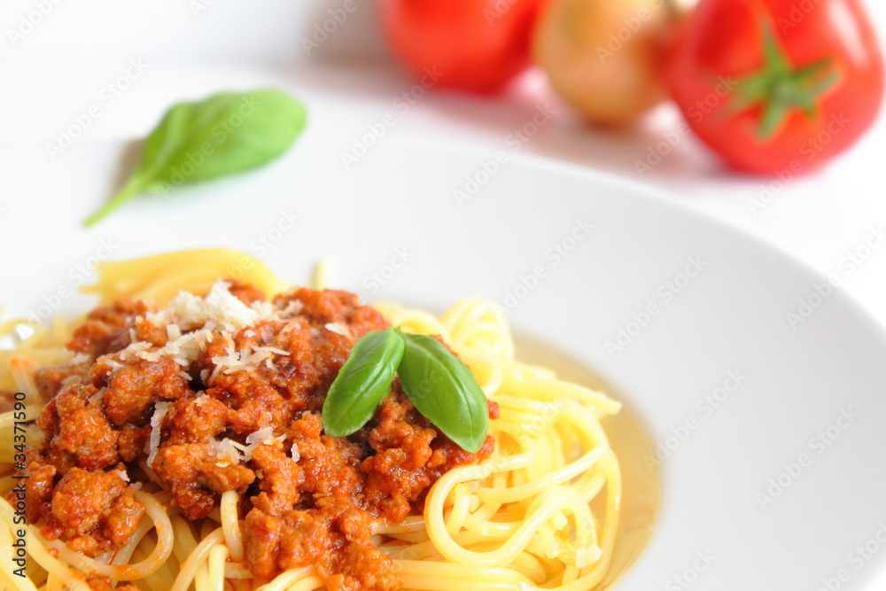 Spaghetti Bolognese mit Tomate und Basilikum Spaghetti Bolognese mit Tomate und Basilikum