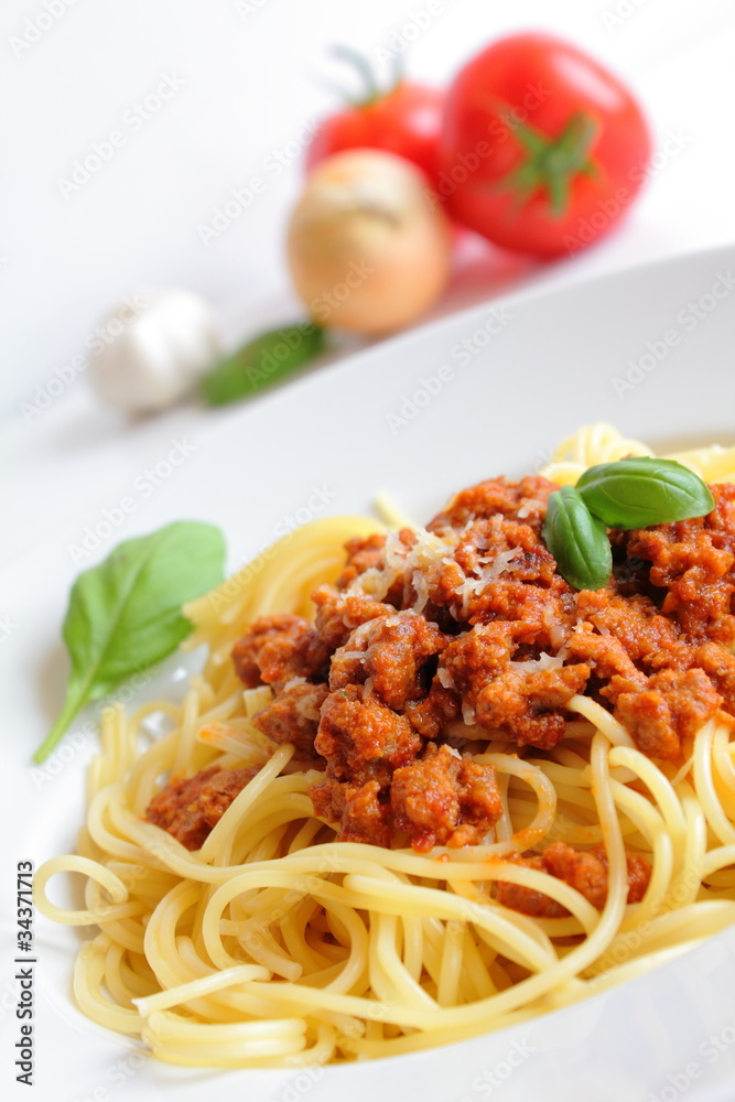 Spaghetti Bolognese mit Tomate und Basilikum Spaghetti Bolognese mit Tomate und Basilikum