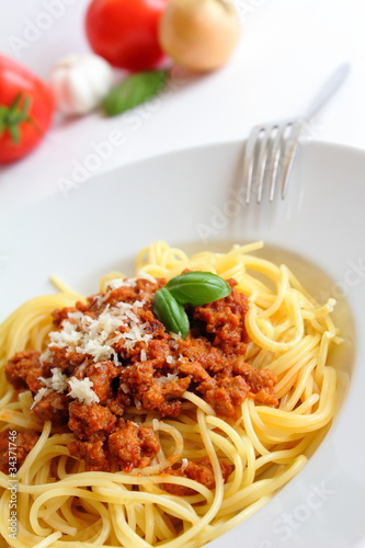 Spaghetti Bolognese mit Tomate und Basilikum