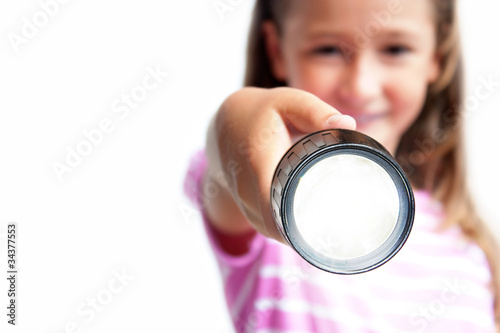 Bambina che illumina con la torcia photo