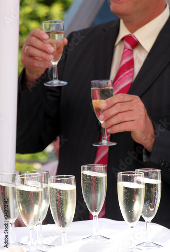 Business: Feier des Geschäftsabschlusses mit Champagner