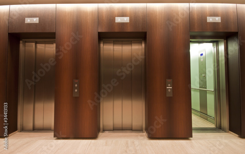 Bilde på lerret Aufzug Lift mir einer offenen Tür