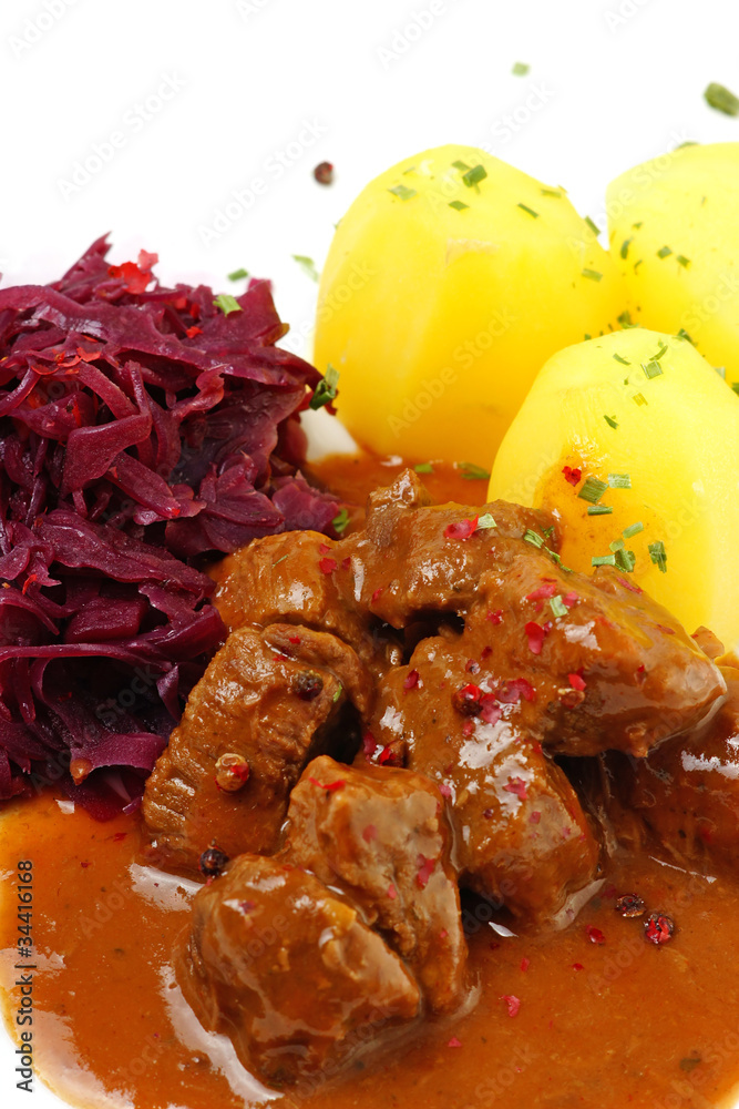 gulasch mit rotkohl und kartoffeln 10 StockFoto Adobe Stock