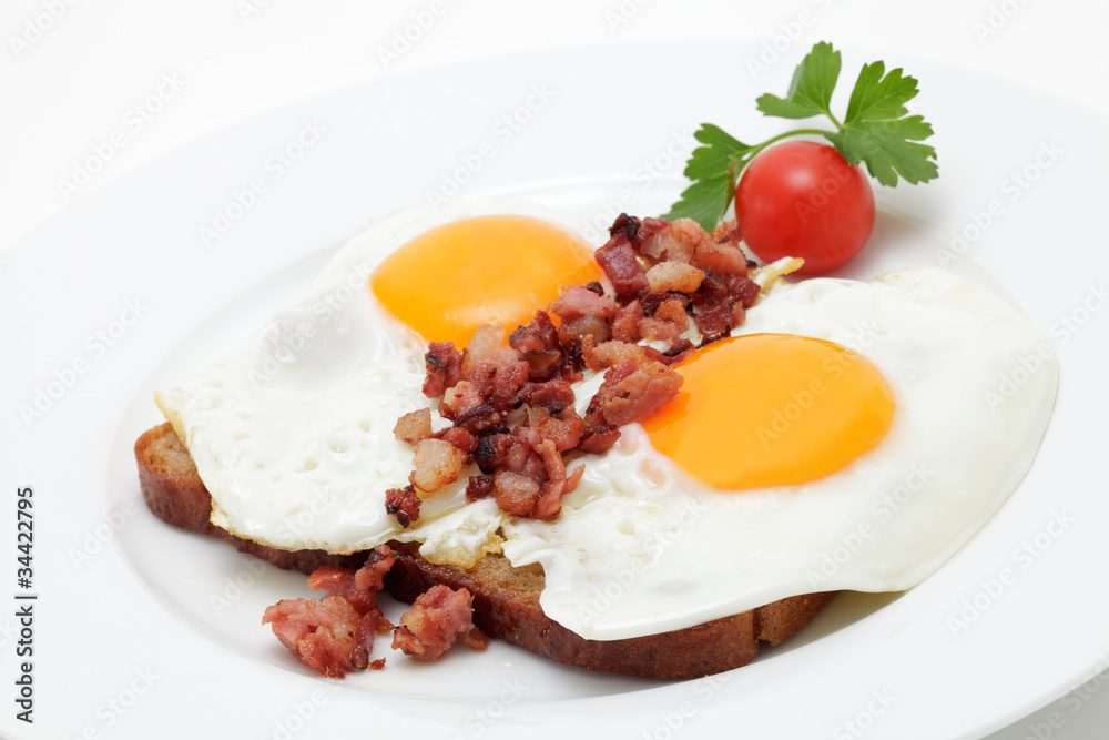 Spiegeleier mit Speckwürfeln auf Graubrot Spiegeleier mit Speckwürfeln auf Graubrot