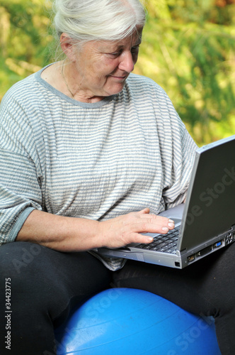 Seniorin mit Laptop