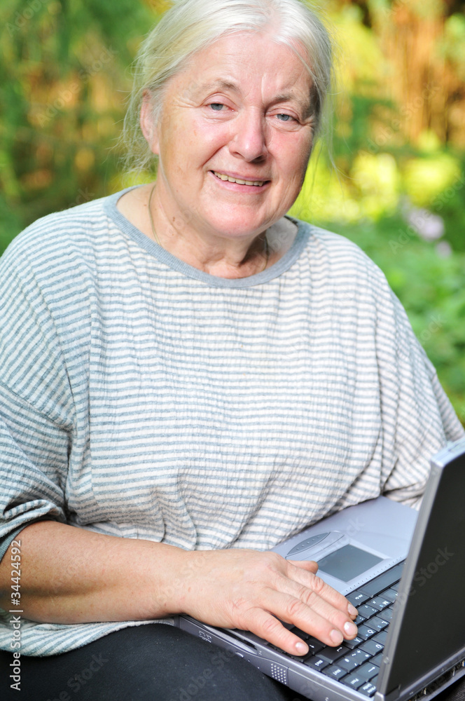 Seniorin mit Laptop Seniorin mit Laptop