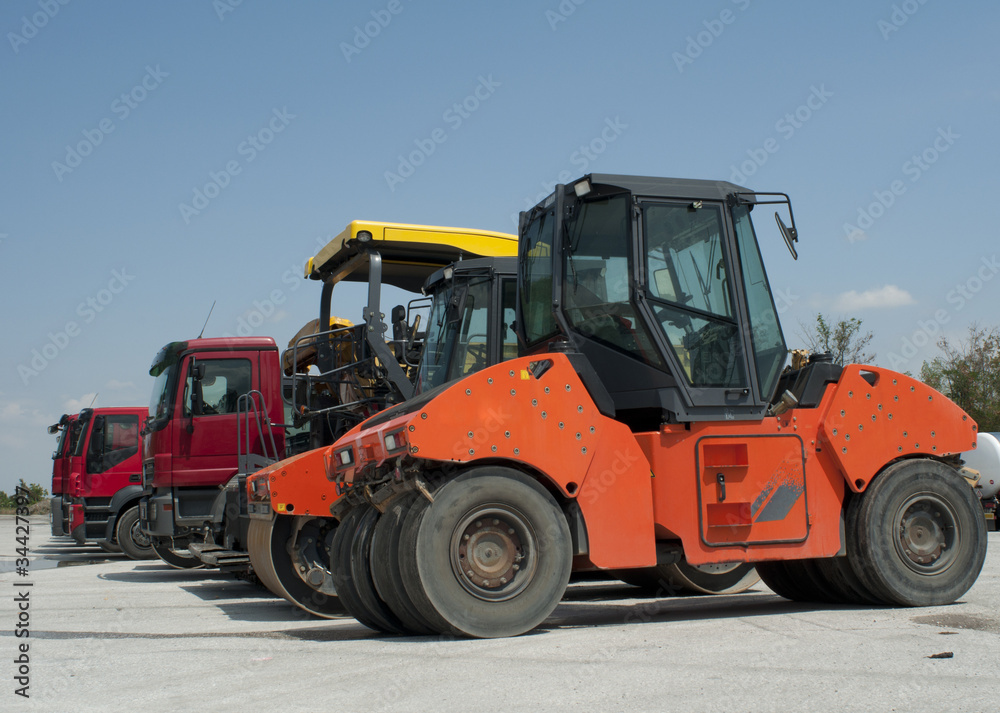 Trucks, rollers and machinery for asphalting Trucks, rollers and machinery for asphalting
