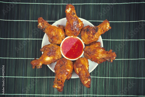 Chickenwings mit Sauce auf Bambusmatte