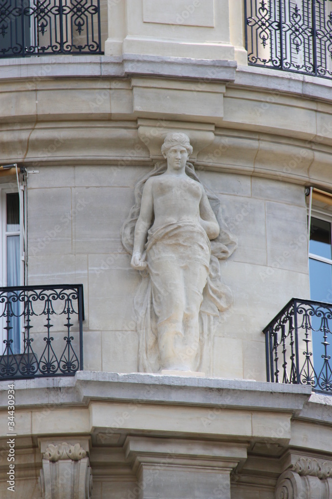 Obraz premium Sculpture d'un immeuble ancien à Paris