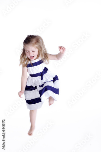 Junges Mädchen tanzt vor Freude