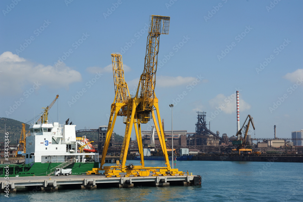 Porto industriale di Piombino in toscana