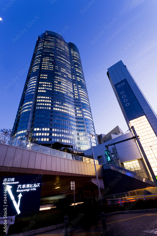 Naklejka premium Roppongi o zmierzchu