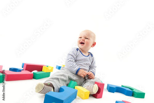 Baby spielt mit Bauklötzen photo