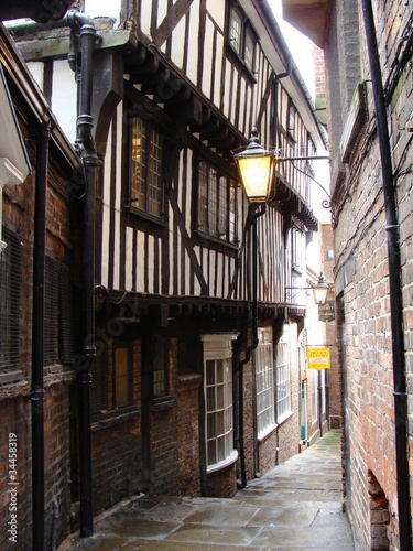 Quadro em tela A Very Narrow Street in York England