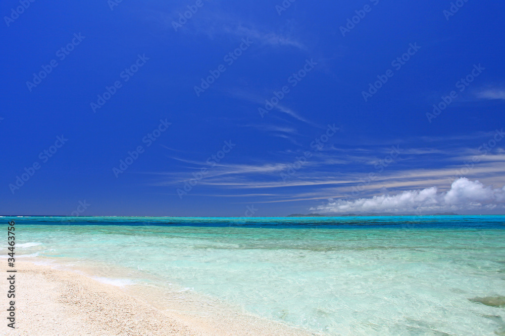 ナガンヌ島の透明な海と夏の空
