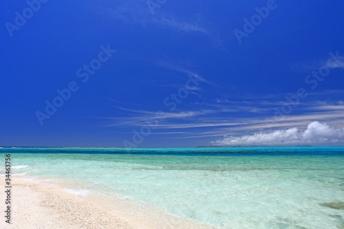 ナガンヌ島の透明な海と夏の空