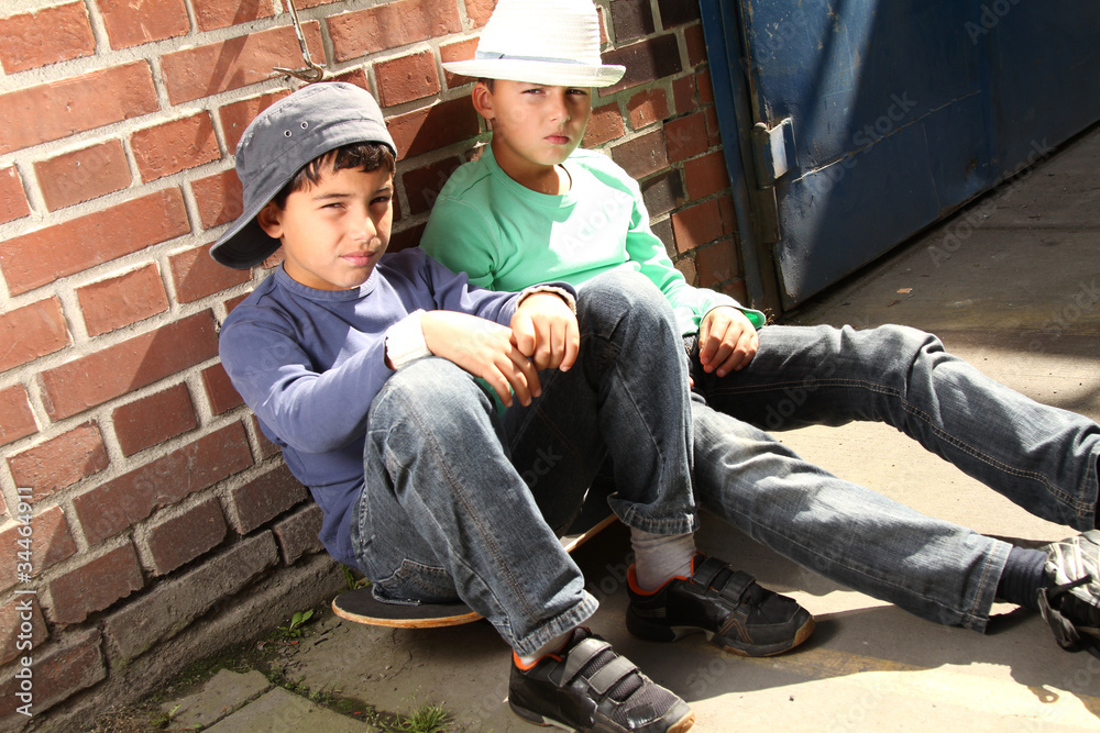coole Jungs mit Skateboard coole Jungs mit Skateboard