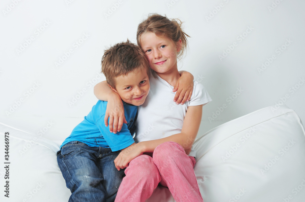 Junge und Mädchen umarmen sich