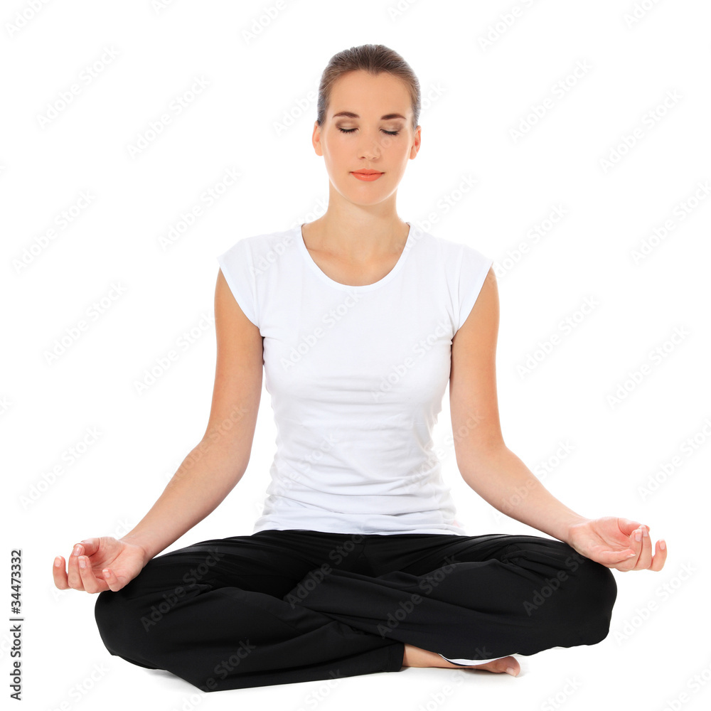 Junge Frau meditiert