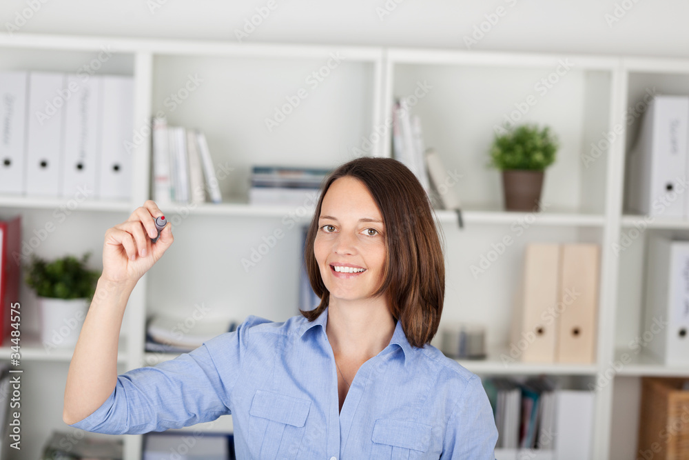lächelnde frau im büro schreibt etwas lächelnde frau im büro schreibt etwas