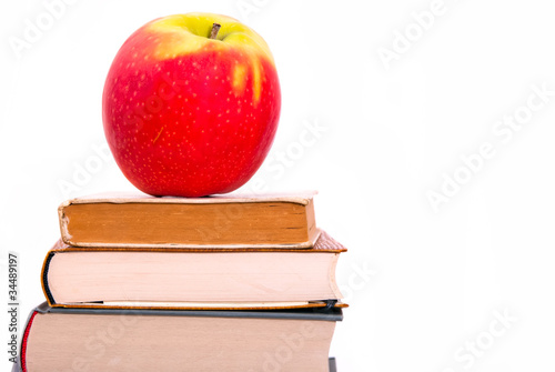 ein Apfel auf einem Bücherstapel