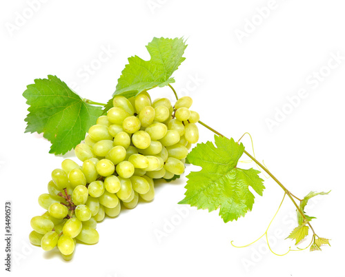 bunch of fresh grapes and leaves