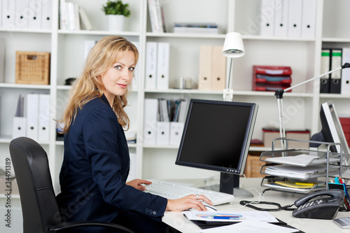 blonde frau arbeitet am computer