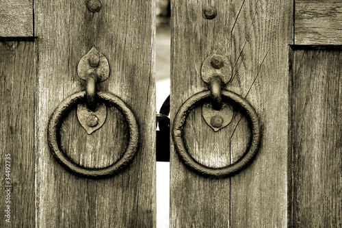 Fotografie ancient wooden gate