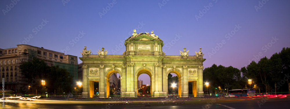 Obraz premium Puerta de Alcala, Madrid, Spain