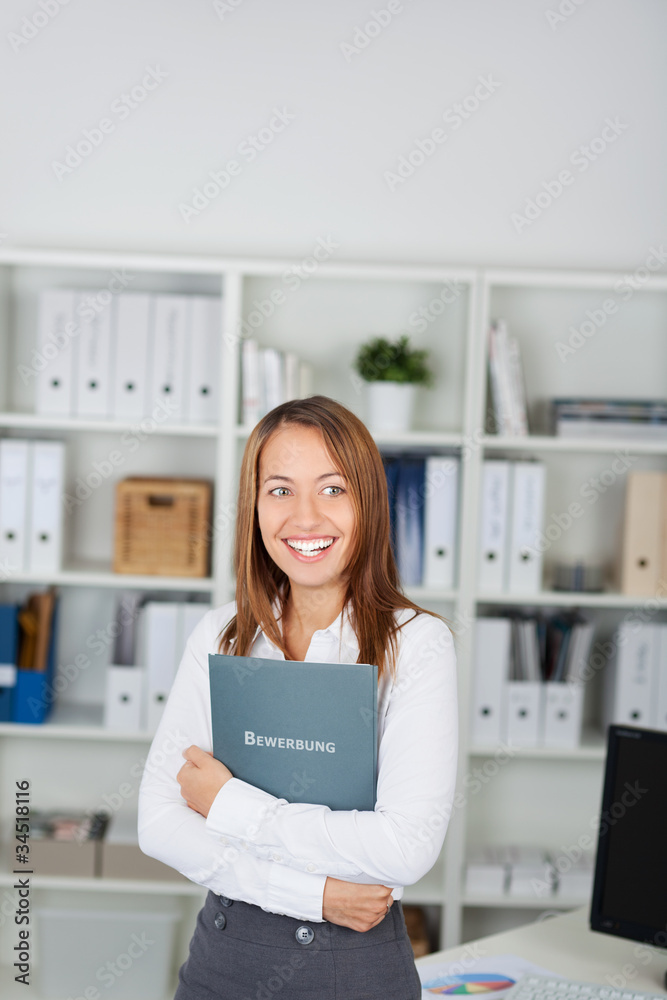 motivierte junge frau mit bewerbungsmappe motivierte junge frau mit bewerbungsmappe