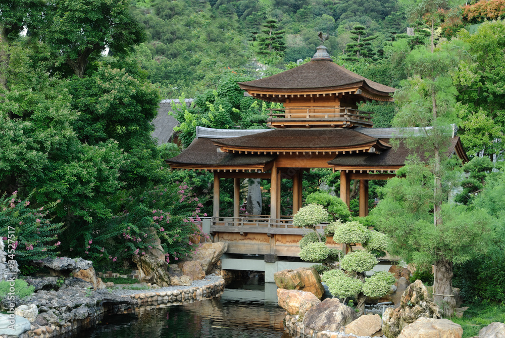 Oriental Chi Lin Nunnery, Chinese garden with pool
