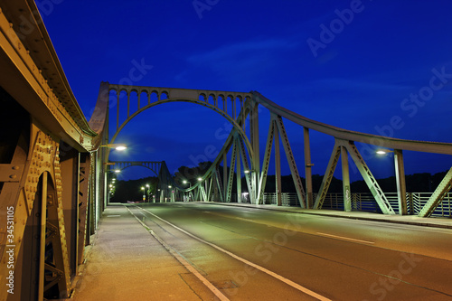 Glienicker Brücke bei Nacht beleuchtet