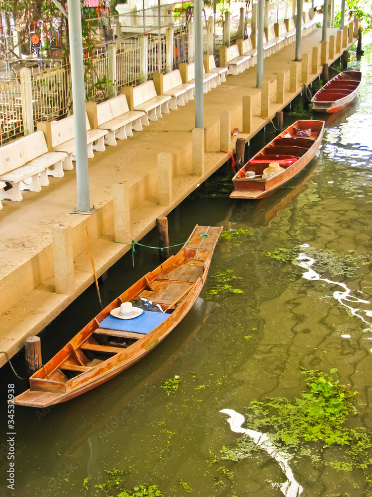 Obraz premium three boats stop in the canal