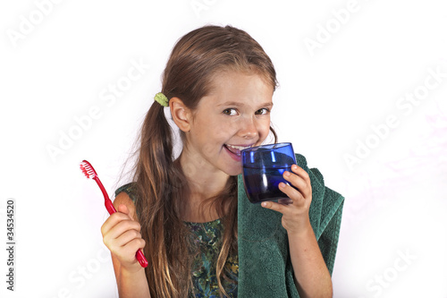 Mädchen beim Zähne putzen