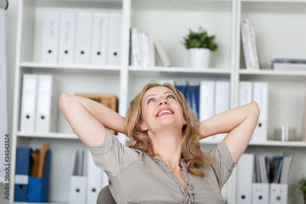 entspannte frau im büro entspannte frau im büro