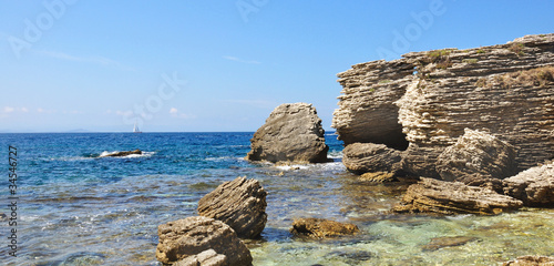 récifs au bord de la méditerranée transparente