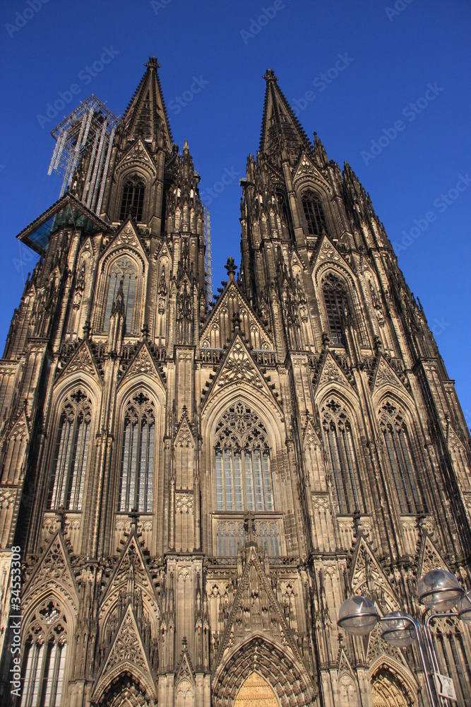 face à la cathédrale de Cologne